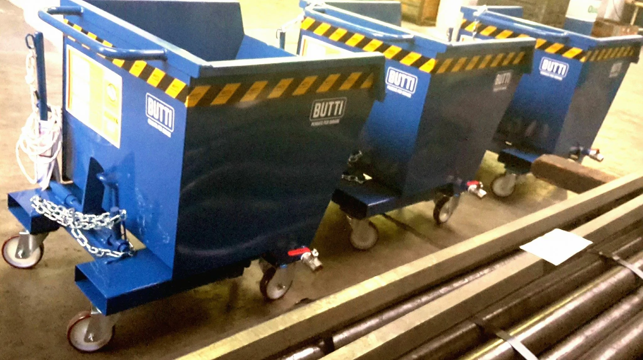 La fotografia mostra alcuni cassoni per la limatura di marca "Butti".