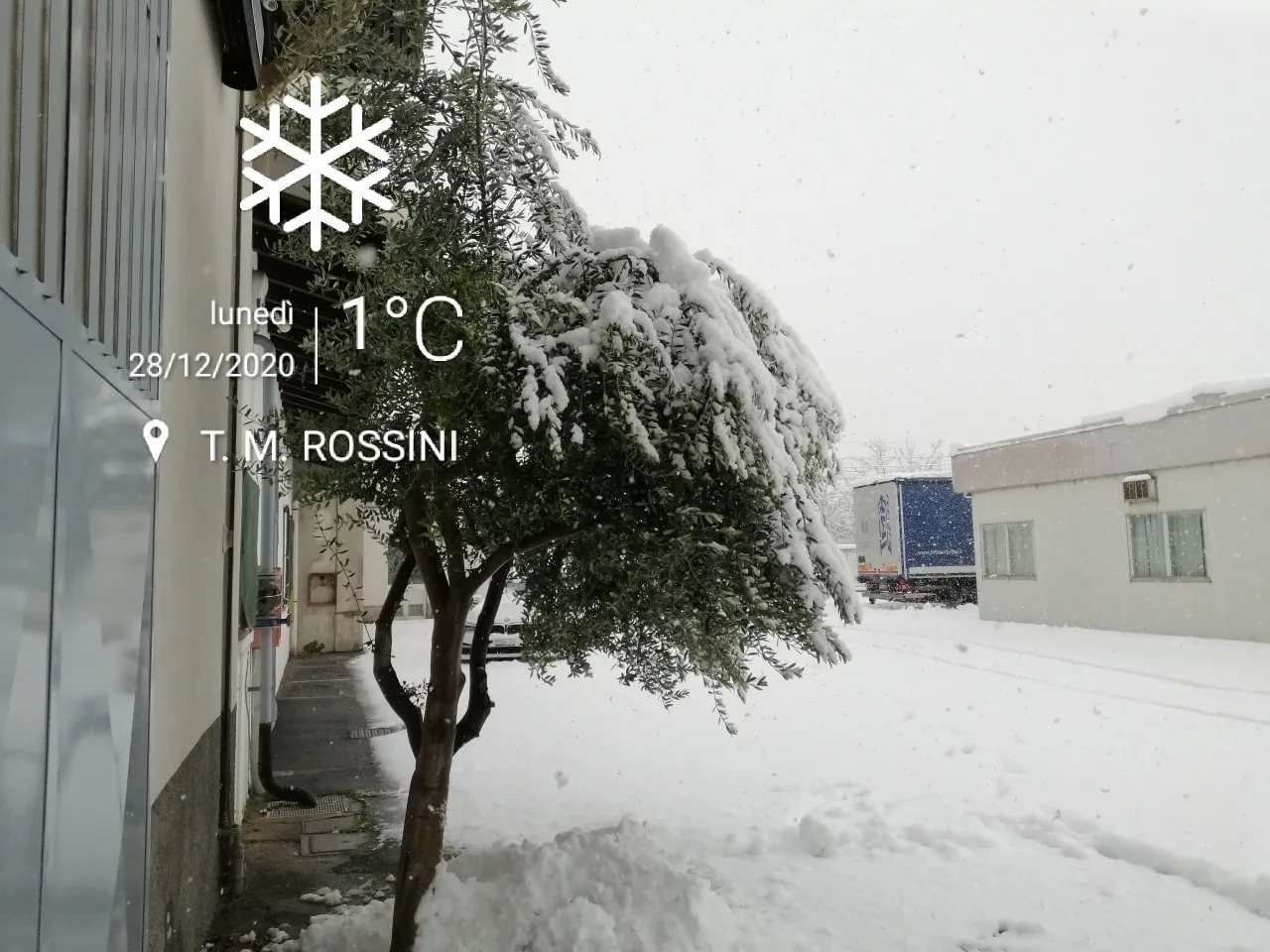 La fotografia, scattata a Dicembre del 2020, mostra il cortile interno dello stabilimento completamente coperto di neve.