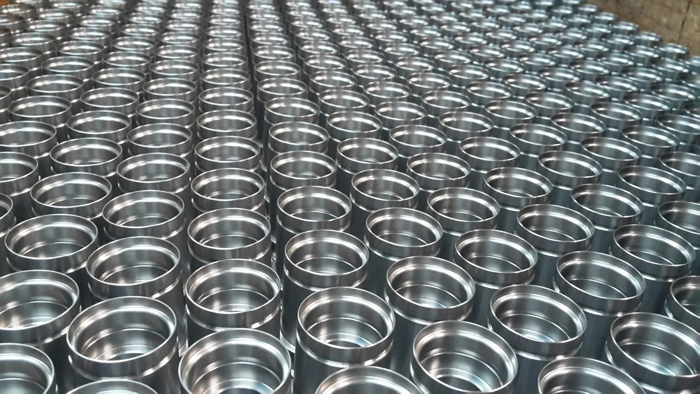 L'immagine mostra un bancale pieno di perni per giunti rotanti.