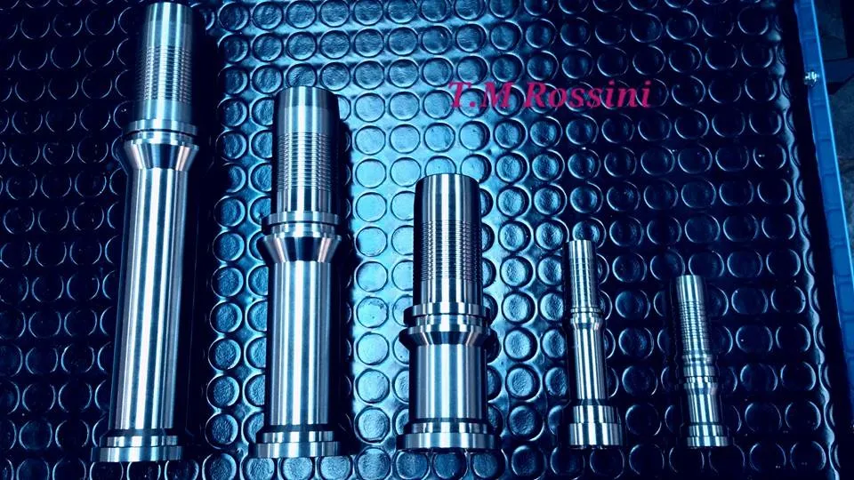 La fotografia mostra alcuni raccordi per l'oleodinamica di dimensioni diverse a confronto.